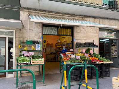 Camminiamo ora sino a via Nicolai 318, fermandoci dinnanzi a un tendone a righe bianco e verde all�ombra del quale si trovano banchi e casse di verdura. � il negozio della 51enne Milena Santoro, che ci accoglie all�entrata